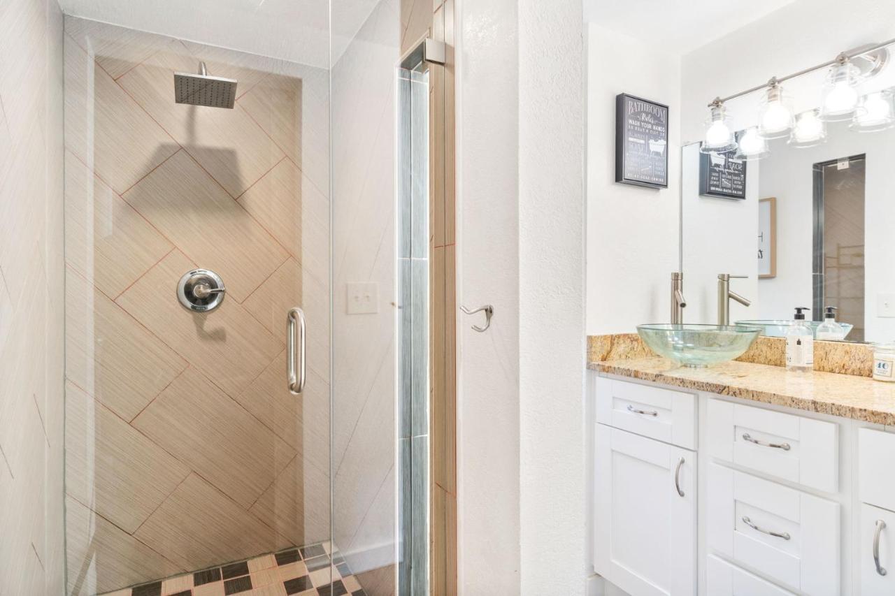Four Different Options At One Great Location-- 1 - Spacious 3 Bed 2 Bath House Or 2- 2Nd Floor 2 Bed 1 Bath Guesthouse Or 3- 1St Floor Studio Or 3- A Tiny Home Rv Tampa Ngoại thất bức ảnh