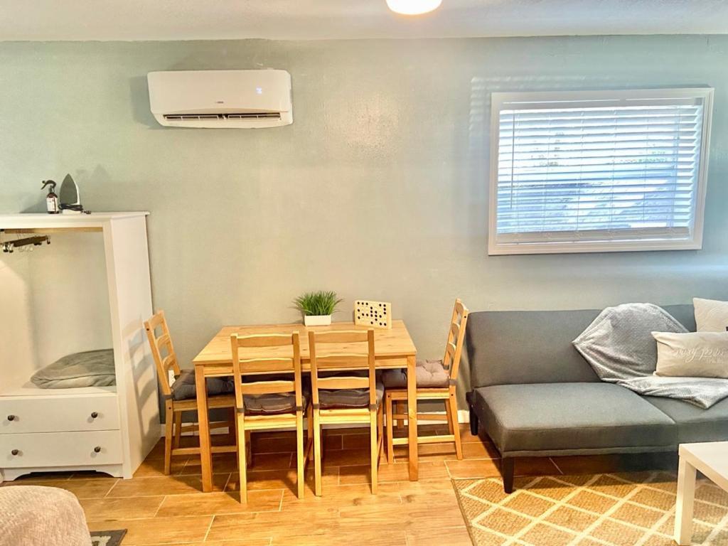 Four Different Options At One Great Location-- 1 - Spacious 3 Bed 2 Bath House Or 2- 2Nd Floor 2 Bed 1 Bath Guesthouse Or 3- 1St Floor Studio Or 3- A Tiny Home Rv Tampa Ngoại thất bức ảnh